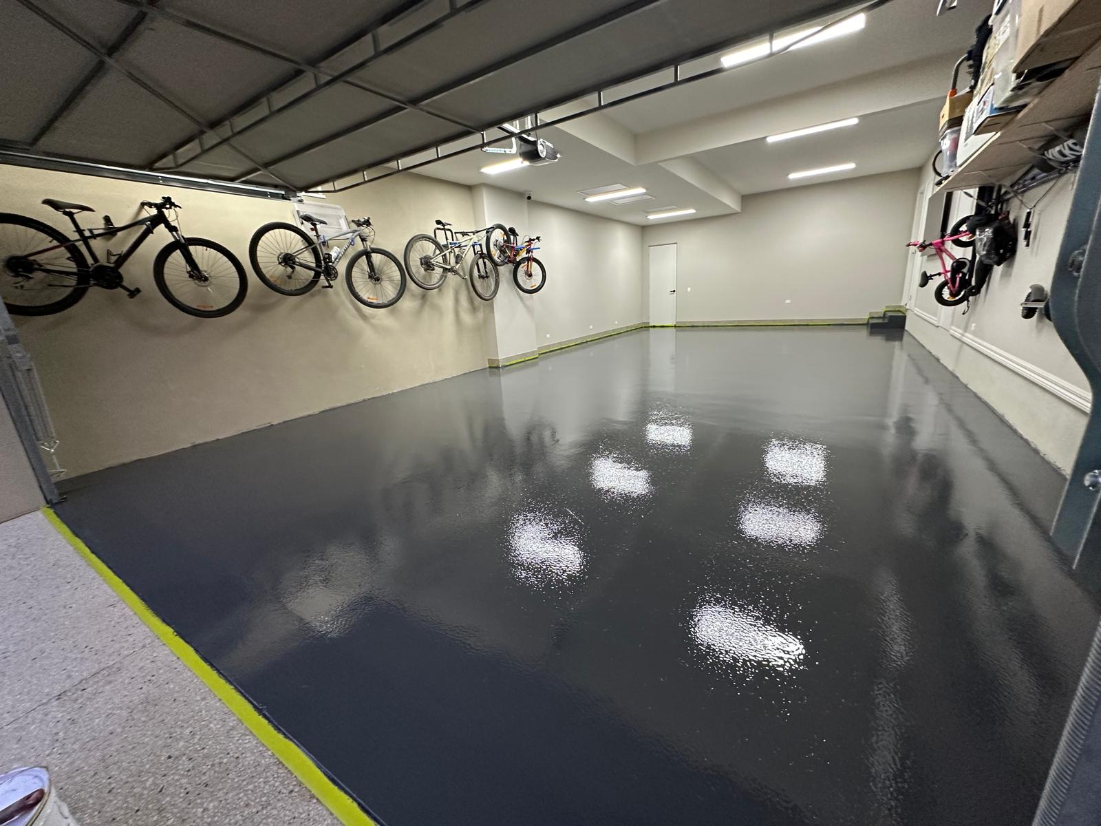 Length of a three-car garage in Heidelberg with a seamless charcoal epoxy floor