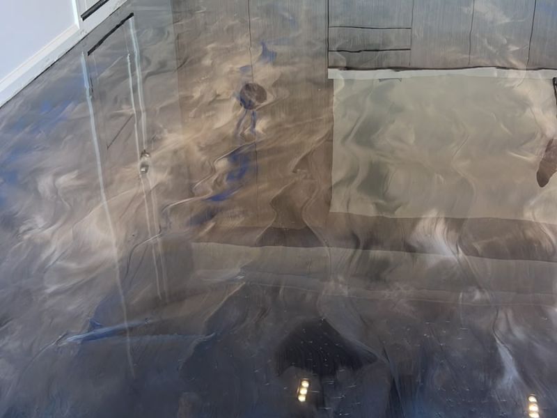 Metallic epoxy floor pigment movement detail