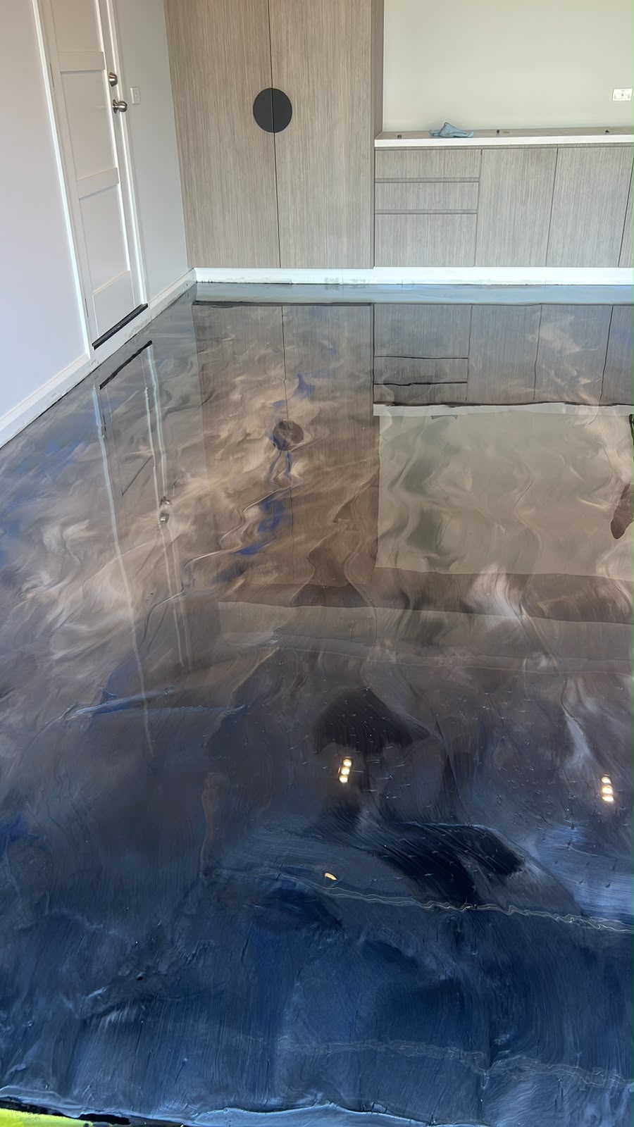 Metallic epoxy floor pigment movement detail