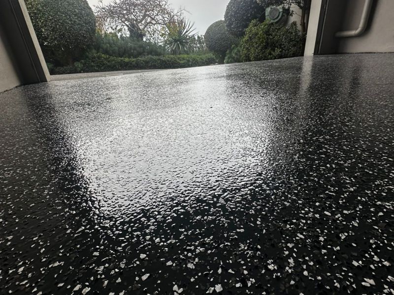 Single garage epoxy floor large white flake detail